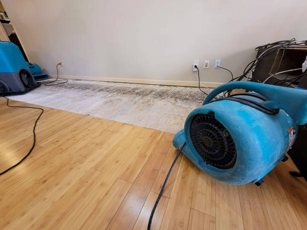Professional Emergency Water Damage technician working in Cumbola, PA